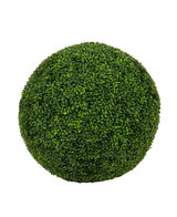 Une plante artificielle dense, verte et sphérique de buis de style romain UV D65cm avec de petites feuilles, photographiée isolée sur un fond blanc uni.