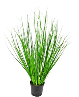 Le gazon artificiel oignon 58 cm ignifuge est une haute herbe décorative avec de fines lames vertes dans un pot en plastique noir, représentée sur un fond blanc uni.