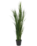 Le gazon artificiel vert UV 150 cm est un gazon artificiel de grande taille avec de longues feuilles vertes fines dans un petit pot noir, représenté sur un fond blanc uni.