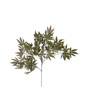 De Kunsttak Esdoorn 70 cm groen brandvertragend heeft een dunne steel met meerdere takken, elk versierd met puntige, stervormige groene bladeren, en is geïsoleerd afgebeeld op een witte achtergrond.