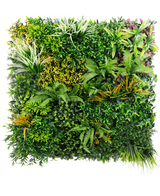 La haie artificielle Sherry 100x100 cm UV est un panneau de jardin vertical vibrant présentant un éventail de plantes vertes luxuriantes avec un feuillage texturé dans des tons vert, jaune et rouge, le tout sur un fond blanc éclatant.