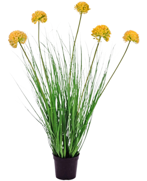 Le gazon artificiel oignon 70 cm ignifuge a de longues feuilles vertes fines et des tiges hautes avec des grappes de fleurs rondes jaunes, ce qui le fait ressortir magnifiquement sur un fond blanc.