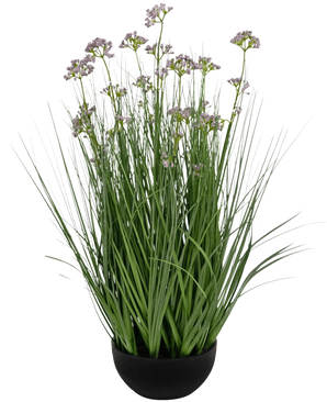 Le pot de gazon artificiel, fleur de poireau, oignon, ignifuge de 60 cm a de hautes et fines feuilles vertes ressemblant à de l'herbe et de délicates petites fleurs violettes dans un pot noir, sur un fond blanc.