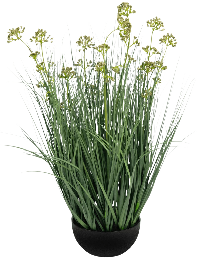 Le gazon artificiel poireau fleur oignon herbe pot 60 cm ignifuge a de longues et fines feuilles vertes et de longues tiges avec des grappes de fleurs jaune-vert dans un pot noir, représenté sur un fond blanc.