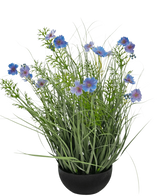 Een zwarte pot met Kunstgras paarse Gesang Bloem uiengraspot 56cm brandvertragend, met hoge groene grasachtige bladeren en blauwpaarse bloemen, tegen een effen witte achtergrond.