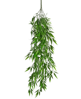 La plante artificielle suspendue Bambou UV 80 cm possède de longues feuilles vertes fines qui pendent gracieusement jusqu'à la tige, sur un fond uni blanc.