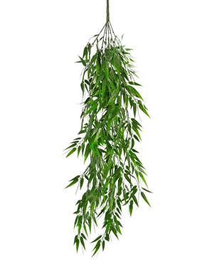 La plante artificielle suspendue Bambou UV 80 cm possède de longues feuilles vertes fines qui pendent gracieusement jusqu'à la tige, sur un fond uni blanc.