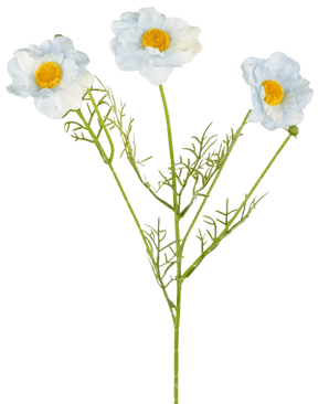 De Kunstpriesterhalsband Real Touch Blauw/wit 50cm heeft drie witte bloemen met een geel hart op lange groene stelen en fijne blaadjes, tegen een effen witte achtergrond.
