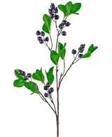 La branche artificielle Berry 76 cm violet a une branche avec des feuilles vert vif et des grappes de petites baies rondes violet foncé sur un fond blanc uni.