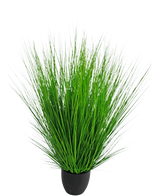 Le Gazon Artificiel Oignon 110 cm ignifuge possède de longues lames fines et vertes vibrantes qui sont rapprochées les unes des autres dans un petit pot noir, sur un fond blanc uni.