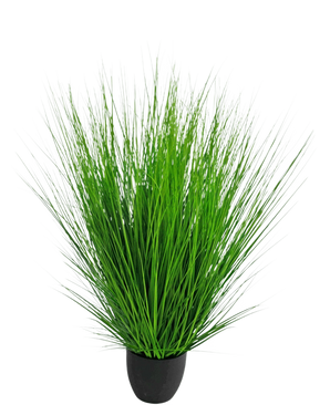Le Gazon Artificiel Oignon 110 cm ignifuge possède de longues lames fines et vertes vibrantes qui sont rapprochées les unes des autres dans un petit pot noir, sur un fond blanc uni.