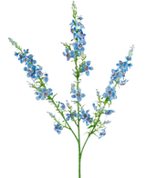 L'herbe à chat artificielle 75 cm bleue a une seule tige verte qui se ramifie en trois, chacune avec des grappes de petites fleurs bleues vibrantes avec un centre violet et des feuilles vertes, sur un fond blanc uni.