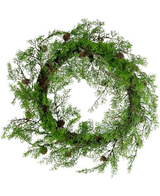 La couronne de pin artificiel 50 cm vert est une couronne ronde composée de branches de pin vert et de petites pommes de pin marron, disposées dans un style naturel et rustique sur un fond blanc.