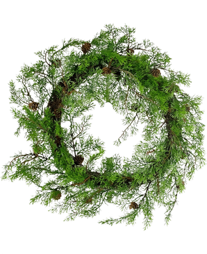 La couronne de pin artificiel 50 cm vert est une couronne ronde composée de branches de pin vert et de petites pommes de pin marron, disposées dans un style naturel et rustique sur un fond blanc.