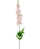 Kunstdelphinium Real Touch Roze 90cm heeft een lange steel met lichtroze bloemen en gekartelde groene bladeren, tegen een effen witte achtergrond.