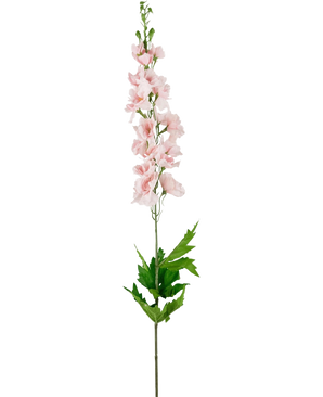 Kunstdelphinium Real Touch Roze 90cm heeft een lange steel met lichtroze bloemen en gekartelde groene bladeren, tegen een effen witte achtergrond.