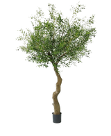 L'olivier artificiel de 270 cm avec des olives a un tronc torsadé et des feuilles vertes pleines avec des olives réalistes, joliment présentées dans un pot et représentées sur un fond blanc.