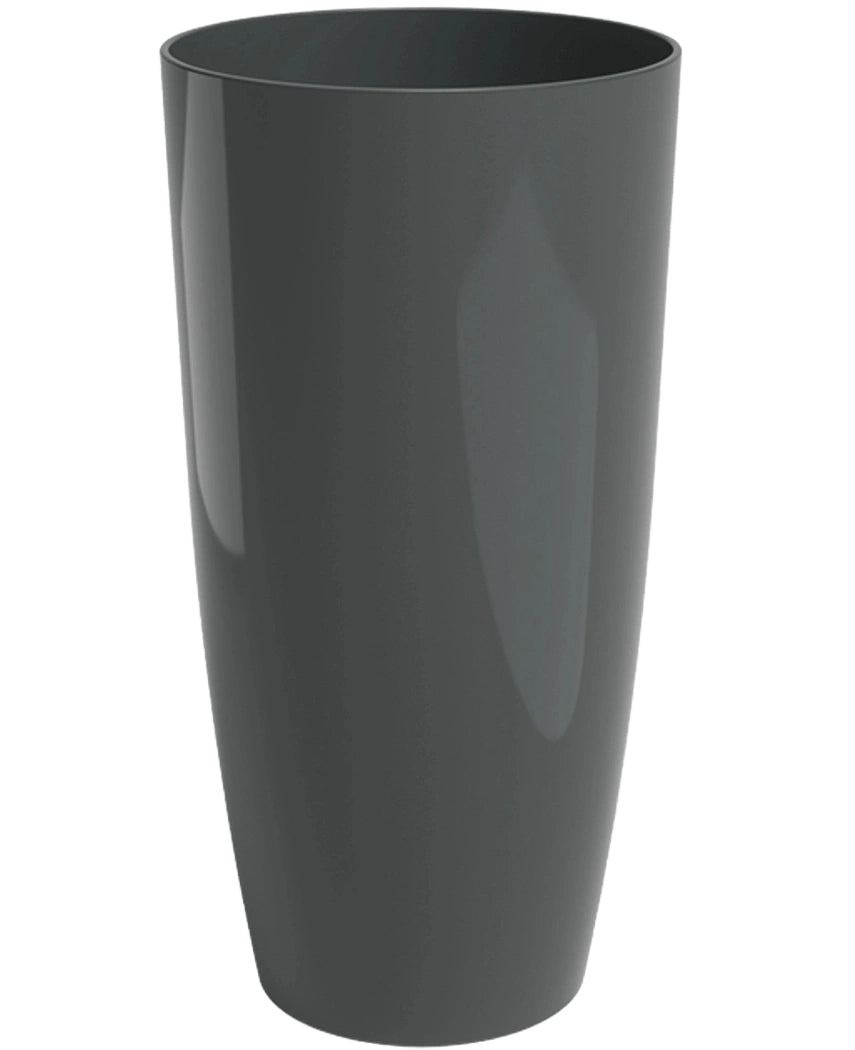 Une grande jardinière Santorini lisse et gris foncé (Ø33 cm x H65 cm) avec une surface brillante se dresse debout sur un fond blanc uni.