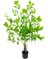 De Kunstplant Fishtailpalm 120 cm heeft meerdere lange, slanke stelen met heldergroene, waaiervormige bladeren tegen een effen witte achtergrond.