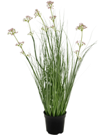 Le gazon artificiel poireau fleur oignon herbe bonsaï 61 cm ignifuge a de longues feuilles vertes fines et de longues tiges avec de petites grappes de fleurs violet clair, présentées dans un pot sur un fond blanc uni.