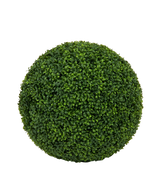 Un topiaire dense et rond de buis artificiel de style romain UV D55cm composé de feuilles de buis vert artificiel sur un fond blanc uni.