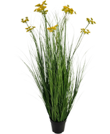 Le Pot d'Herbe d'Oignon Fleur de Racine de Gazon Artificiel 120 cm est une plante artificielle ignifuge dans un pot avec de longues feuilles vertes ressemblant à de l'herbe et des bouquets de petites fleurs jaunes, isolées sur un fond blanc.