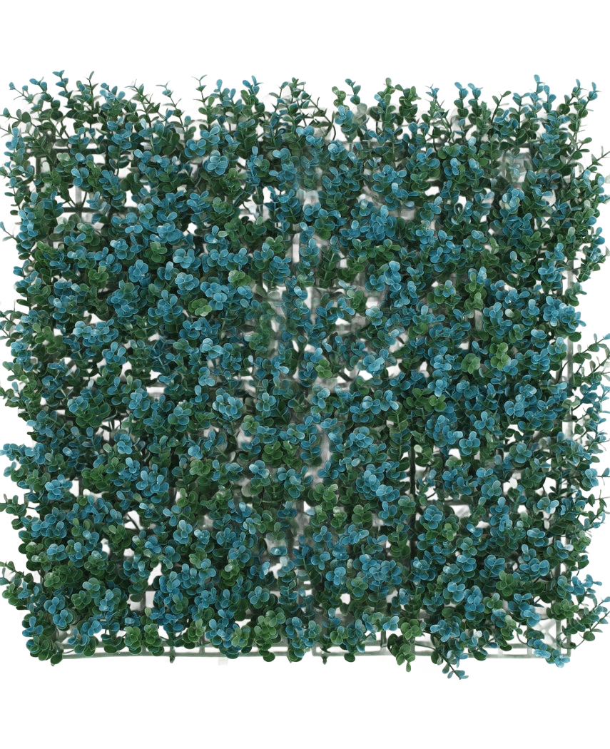 La Haie Artificielle Buis bleu 50x50 cm UV est un panneau carré dense de feuilles vertes artificielles et de petites fleurs bleues sur un support grillagé, vu du dessus sur un fond blanc.