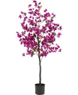 Le bougainvillier artificiel 150 cm violet a une tige haute et mince avec des fleurs violettes vibrantes et des feuilles vertes, dans un simple pot noir sur un fond blanc.