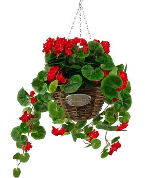 De Kunstbegonia Rood in Mand UV 70cm heeft levendige rode kunstbegonia's en weelderige groene bladeren in een gevlochten mand met slingerende stelen, hangend aan een metalen ketting en afgewerkt met een kleine ovale plaquette met de tekst "Flowers.
