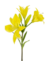 La Fleur Artificielle Lys Asiatique 66 cm jaune a une tige avec de multiples lys jaunes en fleurs et des bourgeons non ouverts, des pétales pointus avec des taches sombres au centre et des feuilles vertes, le tout sur un fond blanc.