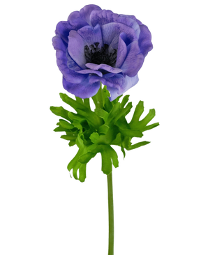 De Kunstanemoon Real Touch Blauw Paars 52cm heeft een enkelgelaagde blauwpaarse anemoon met een donker hart op een groene steel en diep gelobde bladeren, tegen een witte achtergrond.