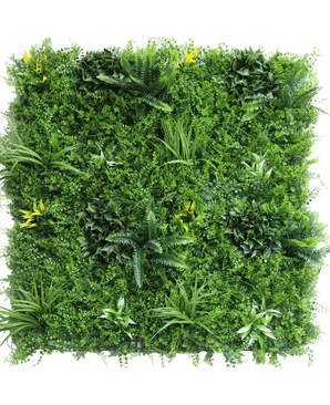 La Haie Artificielle Moment 100x100 cm UV est un panneau carré densément recouvert de plantes vertes artificielles, de fougères, de pétioles et de petites fleurs jaunes éparses sur fond blanc.