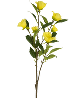 La fleur artificielle Camellia 80 cm jaune a une seule tige avec plusieurs fleurs artificielles de camélia jaune vif et des feuilles vertes, représentées sur un fond blanc uni.