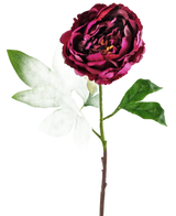 La fleur artificielle Pivoine aubergine 61 cm est une pivoine artificielle avec des pétales rouge foncé superposés sur une tige fine, accentuée par des feuilles vertes et blanc clair, sur un fond blanc uni.
