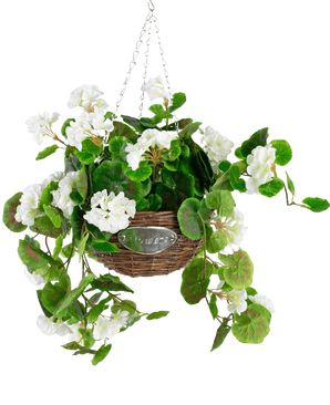 De Kunst begonia Wit in Mand UV 70cm heeft groene bladeren en witte begonia bloemen in een rieten mand met een metalen ketting, tegen een effen witte achtergrond.