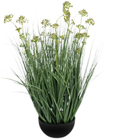 Le gazon artificiel poireau fleur oignon herbe pot 60 cm ignifuge a de longues et fines feuilles vertes et de longues tiges avec des grappes de fleurs jaune-vert dans un pot noir, représenté sur un fond blanc.