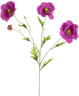 De Kunst Klaproos Real Touch Paars 65cm heeft een enkele groene steel met drie bloeiende paarse bloemen en verschillende knoppen, elke bloem met een geel hart en delicate groene bladeren, allemaal tegen een effen witte achtergrond.