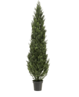 La Plante Artificielle Conifère UV 180 cm est une plante verte artificielle à feuilles persistantes, haute et étroite, avec des feuilles vertes denses dans un pot en plastique noir, sur un fond blanc uni.