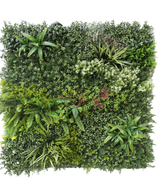 La Haie Artificielle Prestige 100x100 cm UV est un panneau carré de feuillage vert artificiel avec un mélange de plantes feuillues, de fougères, de textures et de nuances de vert variées, ainsi que des grappes de petites fleurs blanches et rouges. Le fond est blanc.