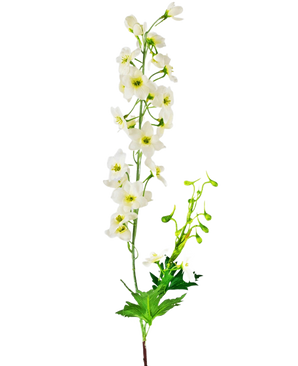 La Fleur Artificielle Delphinium 79 cm blanche possède une seule tige de fleurs de delphinium blanches avec des feuilles et des bourgeons verts, isolées sur un fond blanc.