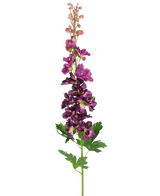 La Fleur Artificielle Delphinium Violet 79 cm possède une seule tige de pied d'alouette artificielle violette avec de multiples fleurs disposées verticalement et des feuilles vertes profondément lobées, sur un fond blanc uni.