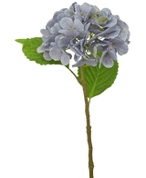 L'hortensia artificiel Deluxe 55 cm violet possède une seule tige violet clair avec des pétales arrondis et deux feuilles vertes, sur un fond blanc.
