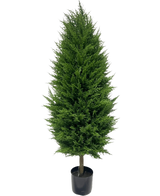 La plante artificielle Conifère de luxe UV 120 cm a des feuilles denses et vert vif et se tient debout dans un récipient en plastique noir, parfait pour tout jardin de plantes artificielles. Comprend une protection UV pour une beauté durable sur un fond blanc uni.