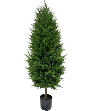 La plante artificielle Conifère de luxe UV 120 cm a des feuilles denses et vert vif et se tient debout dans un récipient en plastique noir, parfait pour tout jardin de plantes artificielles. Comprend une protection UV pour une beauté durable sur un fond blanc uni.