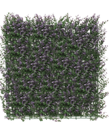 La Haie Artificielle Buis Violet 50x50 cm UV est un panneau carré et dense de verdure artificielle avec de petites fleurs violettes, créant un tapis de jardin vertical luxuriant, parfait pour égayer un fond blanc.