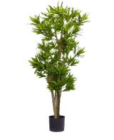 De Kunstplant Dracena Reflexa 150 cm is een hoge kunstplant met meerdere dunne stammen en trossen lange, slanke groene bladeren in een kleine zwarte pot, tegen een effen witte achtergrond.