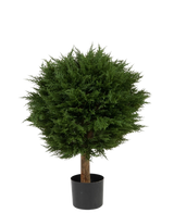 La Plante Artificielle Conifère Deluxe UV 80 cm présente une boule de feuilles vertes rondes et denses sur une seule tige brune, dans un pot noir et sur un fond blanc uni.