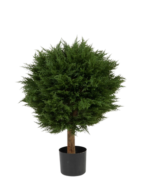 La Plante Artificielle Conifère Deluxe UV 80 cm présente une boule de feuilles vertes rondes et denses sur une seule tige brune, dans un pot noir et sur un fond blanc uni.