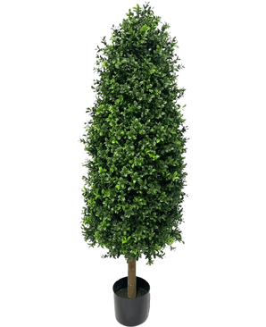 La Plante Artificielle Buis Pyramide UV 120 cm est une grande plante artificielle en forme de cône avec des feuilles vertes denses dans un petit pot noir, parfaite pour n'importe quel jardin. Il est doté d'une protection UV pour conserver son aspect éclatant sur un fond blanc uni.