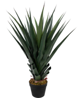 La Plante Artificielle Agava Pandora UV 85 cm possède de longues feuilles vertes pointues aux pointes rougeâtres, dans un pot noir sur un fond blanc uni.